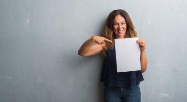 Banka kağıt levha çok mutlu el ve parmak ile işaret tutan orta yaş İspanyol kadın