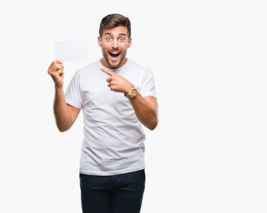 Boş kartı izole arka plan üzerinde çok mutlu el ve parmak ile işaret tutan genç yakışıklı adam