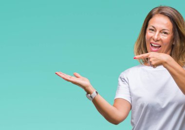 Orta yaş üzerinden hayran ve el ile sunulması ve parmak ile işaret ederken kameraya gülümseyen izole arka plan İspanyol kadın kıdemli.