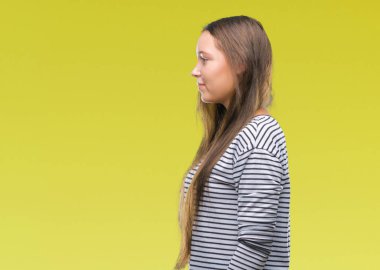 İzole arka tarafına, arayan genç güzel beyaz kadın dinlenmek doğal yüz emin gülümseme ile pozuyla profili.