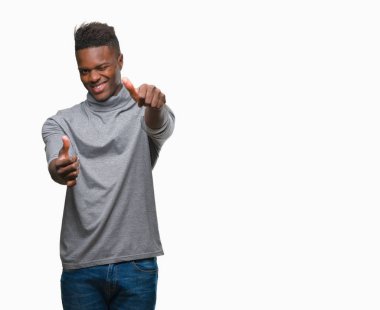 El ile pozitif jest yapıyor onaylama izole arka plan üzerinde genç Afro-Amerikan adam başparmak gülümseyen ve başarı için mutlu. Kamera, kazanan jest arıyorsunuz.