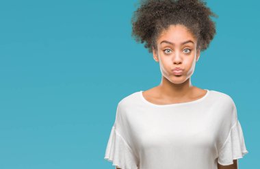 Komik surat ile yanakları şişirme izole arka plan üzerinde genç afro Amerikalı kadın. Ağız ile hava, deli ifade şişirilmiş.