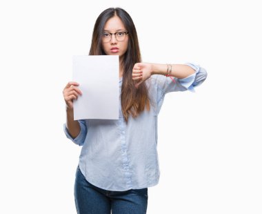 Kızgın yüz, eksi işareti aşağı antipati başparmak ile gösterilen, ret kavramı ile izole arka plan üzerinde boş kağıt tutan Genç Asyalı kadın