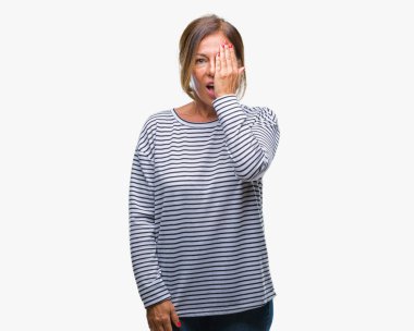 Orta yaş bir göz ile yüz ve sürpriz duygu kendinden emin gülümseme ile el kapsayan izole arka plan üzerine İspanyol kadın kıdemli.