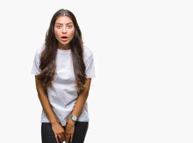 Genç güzel Arap kadın izole arka plan korkuyor ve sürpriz ifade ile şok yüzünden korku ve yüz heyecanlı.