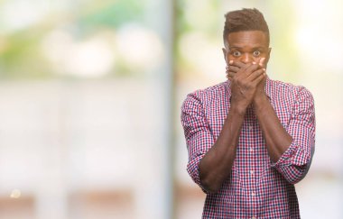 Afrikalı-Amerikalı genç izole arka plan ağız hata için elleriyle kapsayan şok içinde. Gizli kavramı.