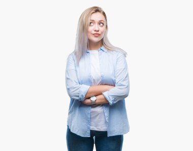 Sarışın genç kadın görünümlü yan ve dik dik bakma uzağa düşünce gülümseyen izole arka plan üzerinde.