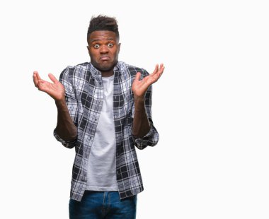 Afrikalı-Amerikalı genç izole arka plan clueless ve şaşkın bir ifadeyle kollar ve eller ortaya çıkar üzerinden. Şüphe kavramı.