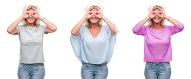 Beyaz güzel orta yaş sarışın kadın kolaj dilini, parmaklarının arasından baktığını yapışmasını dürbün gibi ok jest yapıyor backgroud izole. Deli ifade.