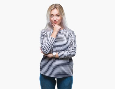 Genç Sarışın kadın yüzünden izole arka plan emin çapraz kollar ve çeneme kaldırdı el ile gülümseme ile kameraya bakıyor. Pozitif düşünce.