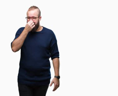 Güneş gözlüğü takıyor bir şey pis ve iğrenç kokulu izole arka plan, dayanılmaz koku, holding nefes burun parmaklar ile genç beyaz hipster adam. Kötü kokuyor kavramı.