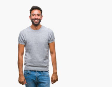 İzole arka plan ile bir mutlu ve serin yetişkin İspanyol adam yüzünde gülümseme. Şanslı kişi.