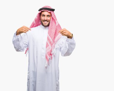 Yüzünde gülümseme ile kendinden emin görünüyorsun, kendini gururlu ve mutlu parmakları ile işaret izole arka plan üzerinde keffiyeh giyen genç yakışıklı adam.