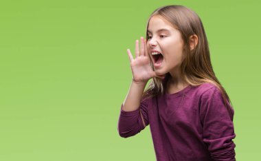 Genç güzel kız bağırarak ve ağzı üzerinde el ile yan için çığlık izole arka plan yüzünden. İletişim kavramı.