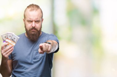 Genç hipster adam holding grup izole arka kamera ve size parmak ile işaret üzerinde para el işareti, pozitif ve kendinden emin bir jest ön