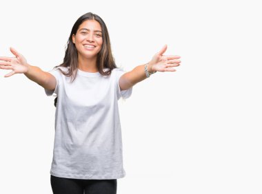 Genç güzel Arap kadın sarılmak için kollarını açarak gülümseyerek kameraya bakarak izole arka plan yüzünden. Neşeli ifade kucaklayan mutluluk.