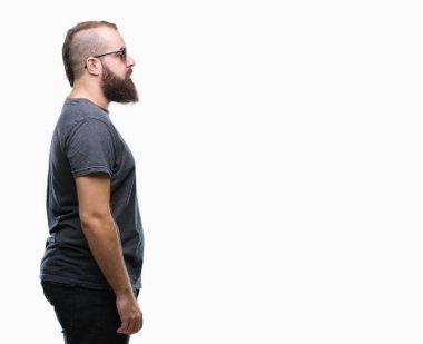 Genç beyaz hipster adam giyen güneş gözlüğü izole arka tarafına, seyir üzerinde dinlenmek doğal yüz emin gülümseme ile pozuyla profili.