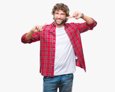 Yakışıklı İspanyol modeli adam kendinden emin gösterilen ve işaret parmakları diş ve ağız ile gülümseyen izole arka plan üzerinde. Sağlık kavramı.