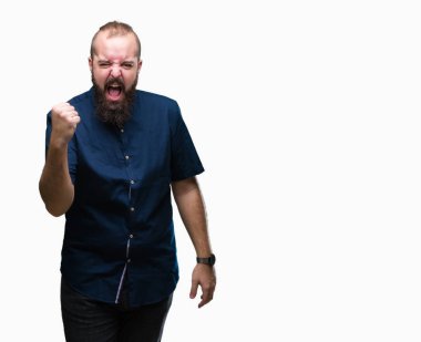 İzole arka plan öfkeli ve sinirli sinirli ve öfke ile bağırarak süre öfkeli yumruk yükselterek Genç beyaz hipster adam. Öfke ve agresif kavramı.