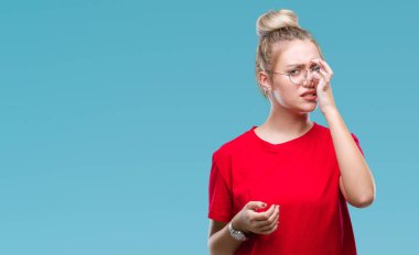 Gözlük takan bir şey pis ve iğrenç kokulu izole arka plan, dayanılmaz koku, holding nefes burun parmaklar ile sarışın genç kadın. Kötü kokuyor kavramı.