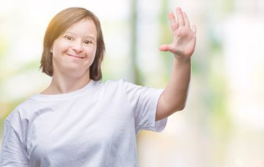 Down sendromlu gösterilen ve parmakları ile işaret izole arka plan üzerinde Genç Yetişkin kadın kendinden emin ve mutlu gülümseyerek süre beş numara.