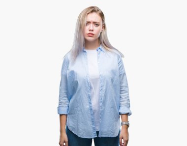 Çatık sarışın genç kadın üzerinde izole arka plan şüpheci ve sinir, sorunu nedeniyle üzgün. Negatif kişi.