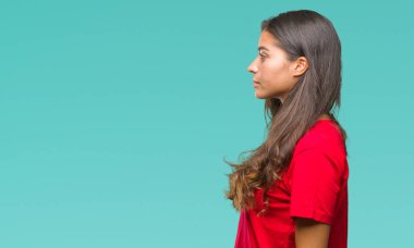 İzole arka tarafına, arayan genç güzel Arap kadın dinlenmek doğal yüz emin gülümseme ile pozuyla profili.