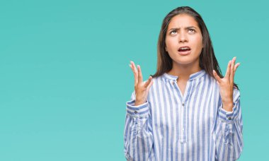 İzole arka plan çılgın ve kızgın bağırarak ve agresif ifade ve kaldırdı silah bağırmayı güzel Arap kadın. Hayal kırıklığı kavramı.