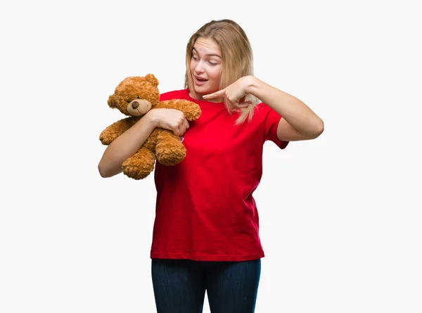 Νεαρή Γυναίκα Καυκάσιος Κρατώντας Χαριτωμένο Αρκουδάκι Πέρα Από Απομονωμένο Υπόβαθρο — Φωτογραφία Αρχείου