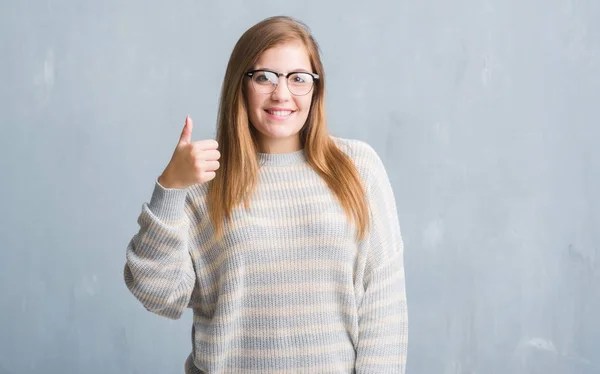 Junge Erwachsene Frau Über Graue Grunge Wand Mit Brille Glücklich — Stockfoto