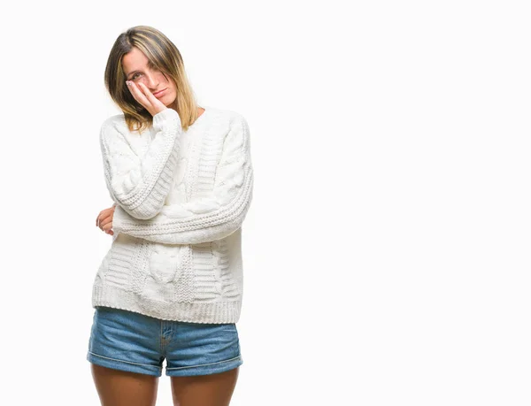 年轻美丽的女人穿着冬季毛衣在孤立的背景下思考看累了 厌倦了与交叉臂抑郁症问题 — 图库照片