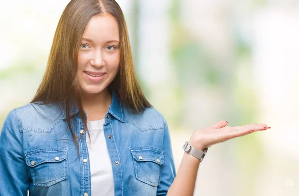 Joven Mujer Hermosa Caucásica Sobre Fondo Aislado Sonriente Alegre Presentando — Foto de Stock