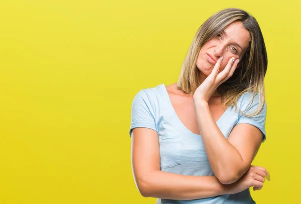 Jovem Bela Mulher Sobre Fundo Isolado Pensando Parecendo Cansado Entediado — Fotografia de Stock