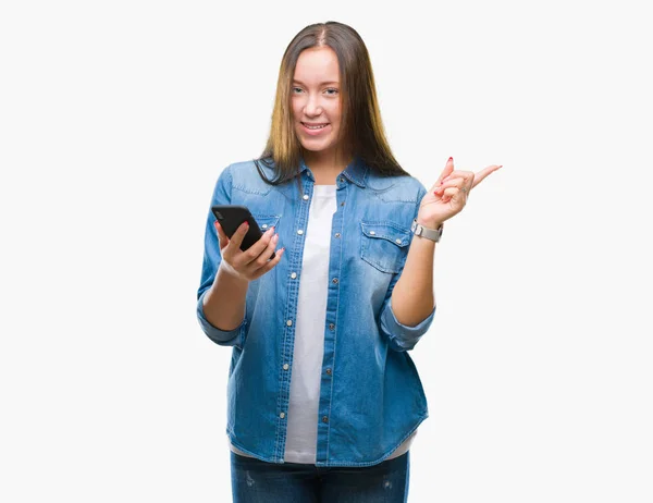 Jovem Bela Mulher Caucasiana Mensagem Enviando Mensagem Usando Smartphone Sobre — Fotografia de Stock