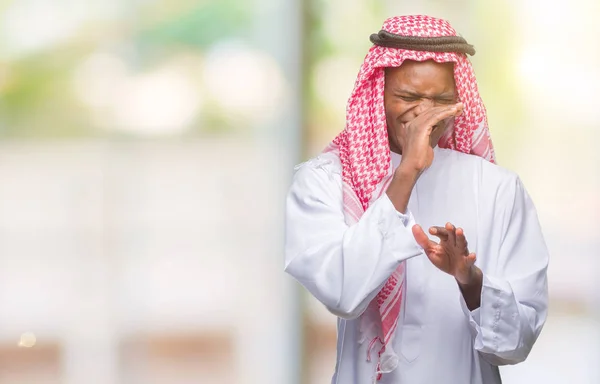 Unga Arabiska Afrikanska Man Klädd Traditionella Huvudbonaden Över Isolerade Bakgrund — Stockfoto