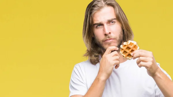 Giovane Bell Uomo Con Capelli Lunghi Sfondo Isolato Mangiare Waffle — Foto Stock