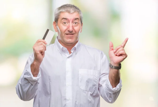 Pěkný Starší Muž Drží Kreditní Karty Nad Izolované Pozadí Velmi — Stock fotografie