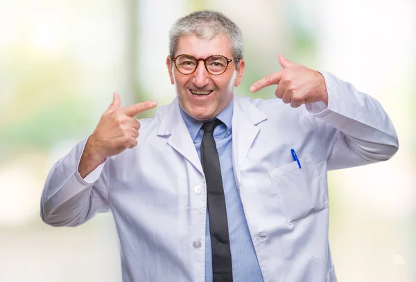 ハンサムな先輩医師 科学者専門職の人で白衣を着て自信を示す 指歯と口を指して笑顔の背景を分離しました 健康の概念 — ストック写真
