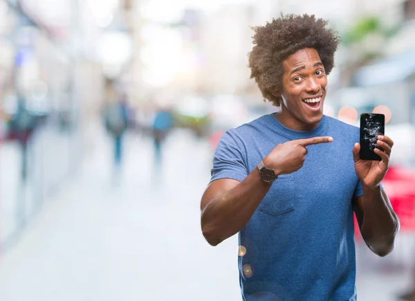 Afro Amerikaanse Man Die Houdt Van Gebroken Smartphone Geïsoleerde Achtergrond — Stockfoto