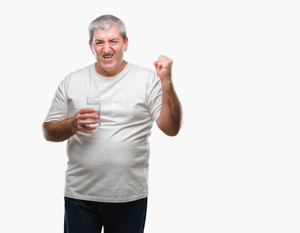 Knappe Man Van Senior Drinkglas Van Water Geïsoleerde Achtergrond Boos — Stockfoto