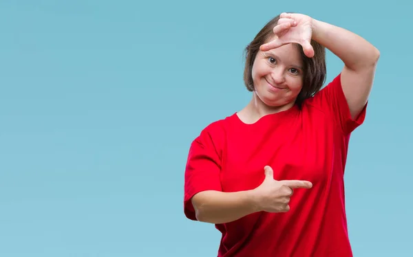 Mulher Adulta Jovem Com Síndrome Sobre Fundo Isolado Sorrindo Fazendo — Fotografia de Stock