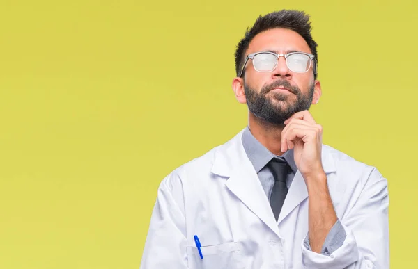 Erwachsener Hispanischer Wissenschaftler Oder Arzt Der Weißen Mantel Über Isoliertem — Stockfoto