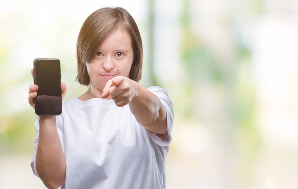 Молода Доросла Жінка Синдромом Дауна Показує Екран Смартфона Над Ізольованим — стокове фото