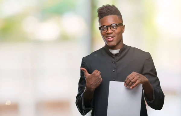 Junger Afrikanisch Amerikanischer Priester Über Isoliertem Hintergrund Der Leeres Papier — Stockfoto