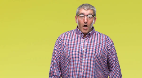 Hombre Mayor Guapo Con Gafas Sobre Fondo Aislado Asustado Sorprendido —  Fotos de Stock