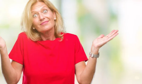 Blonde Frau Mittleren Alters Mit Isoliertem Hintergrund Ratloser Und Verwirrter — Stockfoto