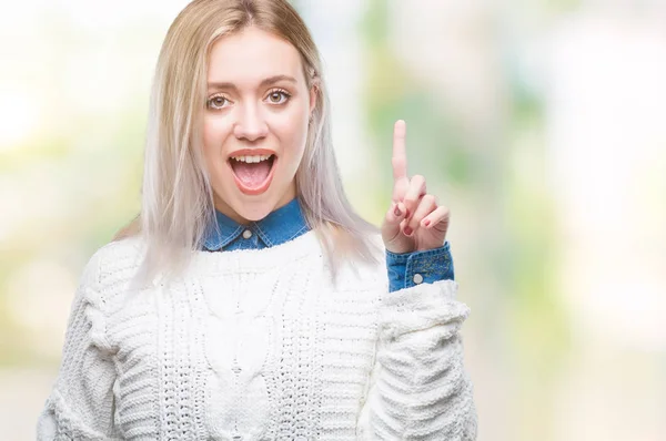 Jonge Blonde Vrouw Dragen Winter Trui Geïsoleerde Achtergrond Vinger Omhoog — Stockfoto