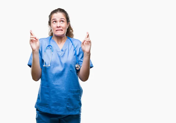 Jonge Brunette Dokter Meisje Verpleegkundige Chirurg Uniform Dragen Geïsoleerde Achtergrond — Stockfoto