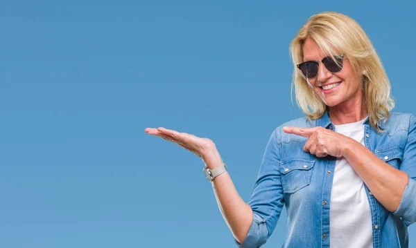 Middle Age Blonde Woman Wearing Sunglasses Isolated Background Amazed Smiling — Stock Photo, Image