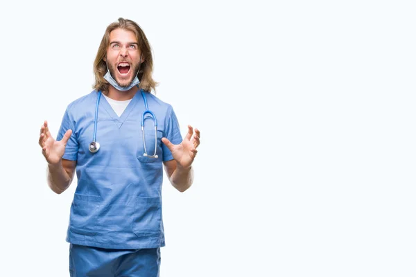 Genç Yakışıklı Doktor Adam Uzun Saçlı Izole Arka Plan Çılgın — Stok fotoğraf